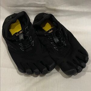 Lutuobei Men's Black Toe Shoes. Hiking size 11. Like new.